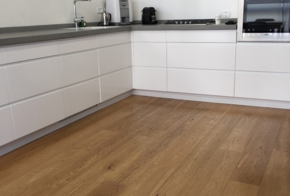 רצפת פרקט עץ במטבח