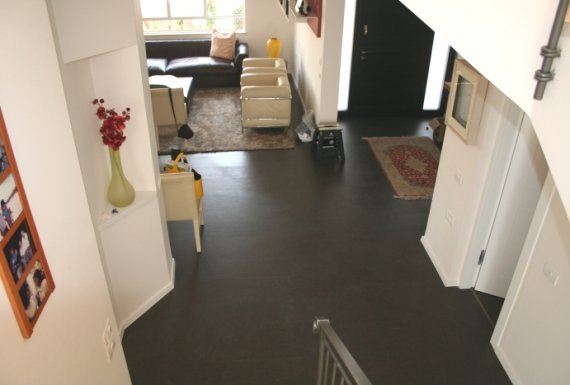 ריצוף פרקט שעם שחור בבית