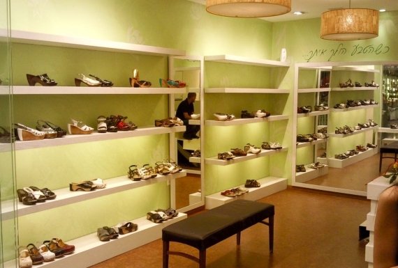 פרקט שעם בחנות הנעלה