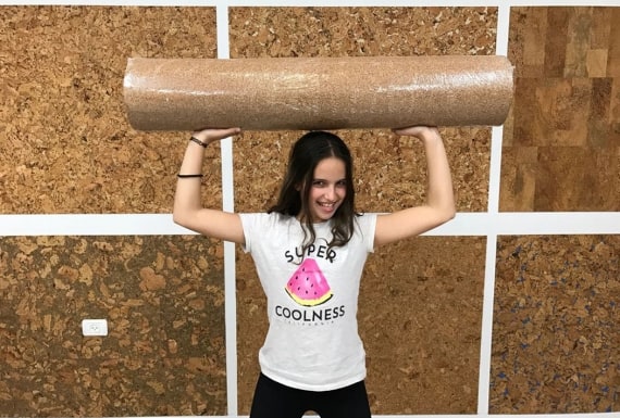 ילדה מחזיקה גליל שעם