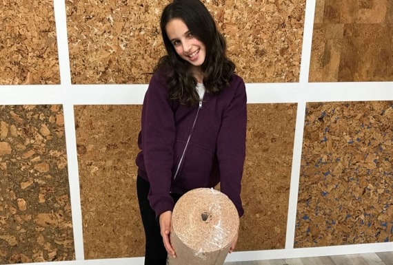 ילדה מחזיקה גליל שעם