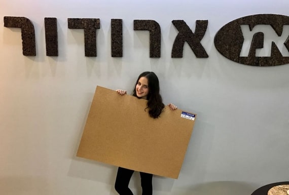 ילדה מחזיקה לוח שעם