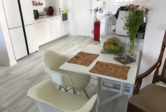 פרקט בגווני לבן למטבח