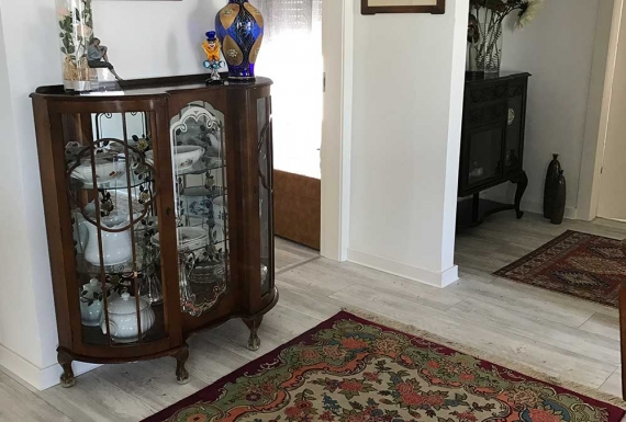 פרקט אפור בדירה בהוד השרון