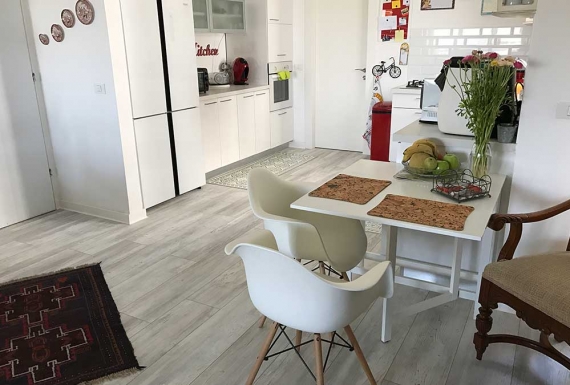 רצפת פרקט במטבח