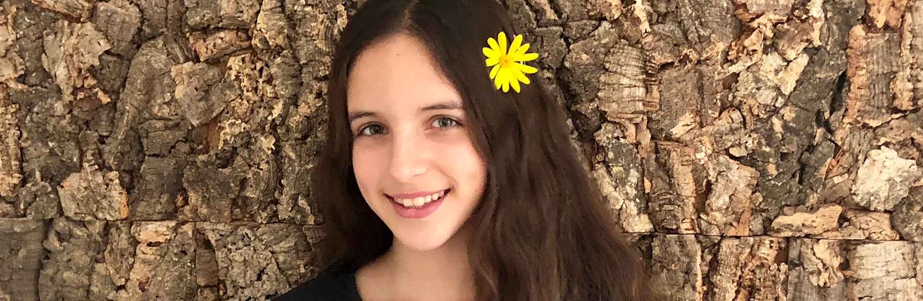 יהלי ומאחוריה חיפוי קיר משעם