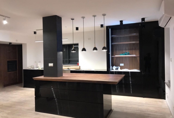 מטבח וילה ביבנה עם פרקטים מעץ אורן