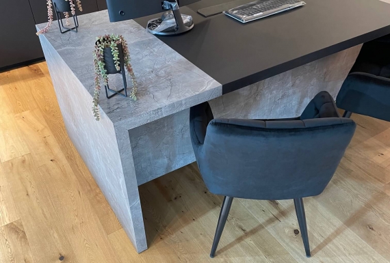 פרקט עץ במשרד