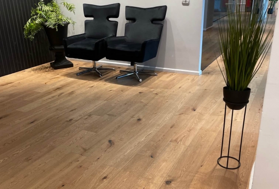 פרקט מעוצב עם כסאות