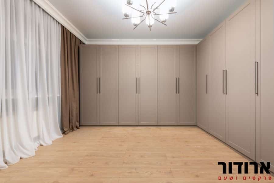 חדר עם פרקט